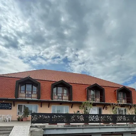 Mini Eden Vendeghaz ホームステイ