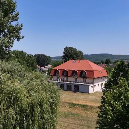 Mini Eden Vendeghaz ホームステイ